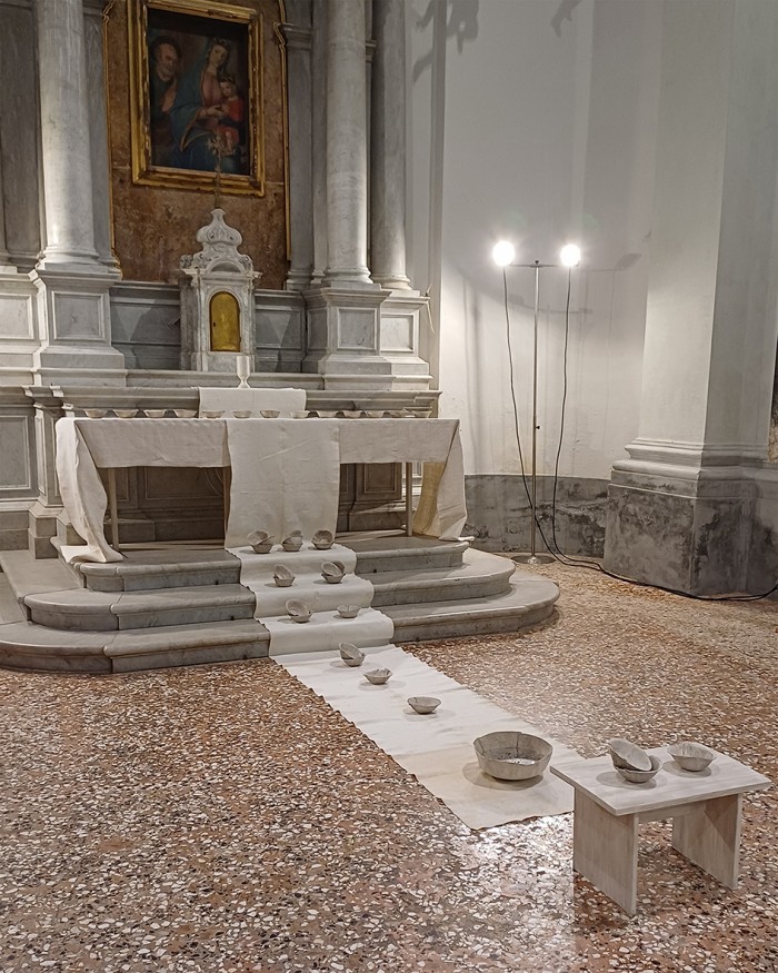 Con pane e vino aggiungi un posto a tavola Dopo il tramonto festeggeremo insieme condividendo pace