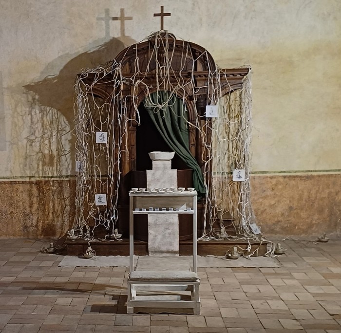 Piccole gocce dissetano l'arido Segno la croce Con fragranza d'incenso voci incomprensibili